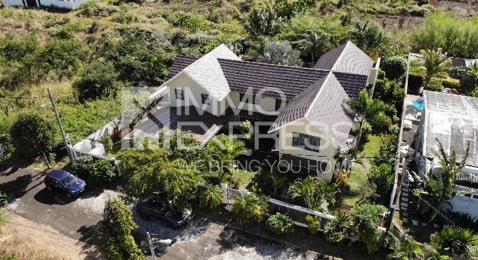 Modern and luxurious villa in a peaceful environment