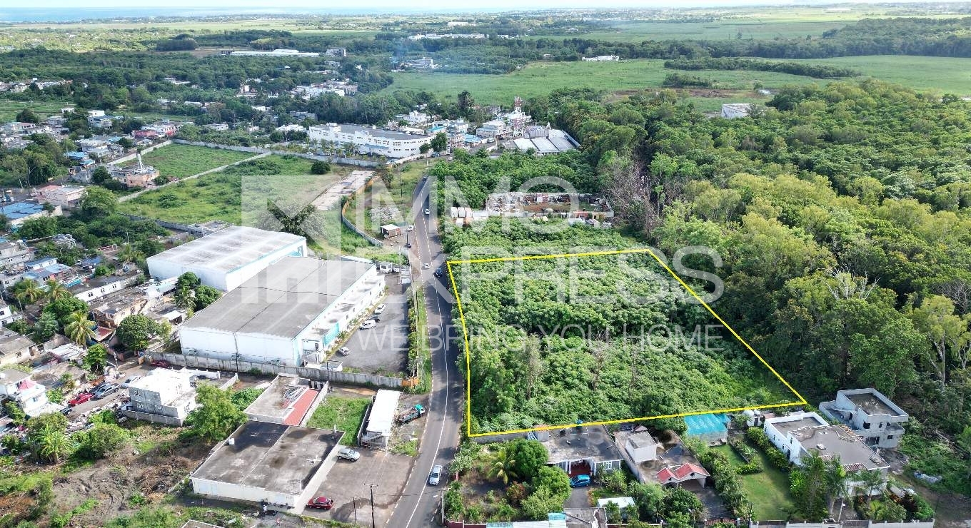 Commercial plot offering visibility & convenience