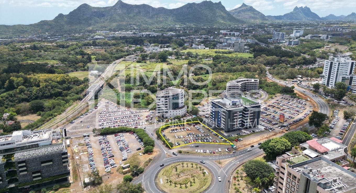 Freehold Commercial Land in Prime Ebene