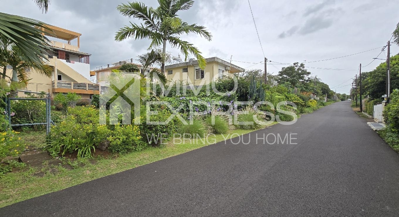 Plot of 77 toises with superb accessibility!