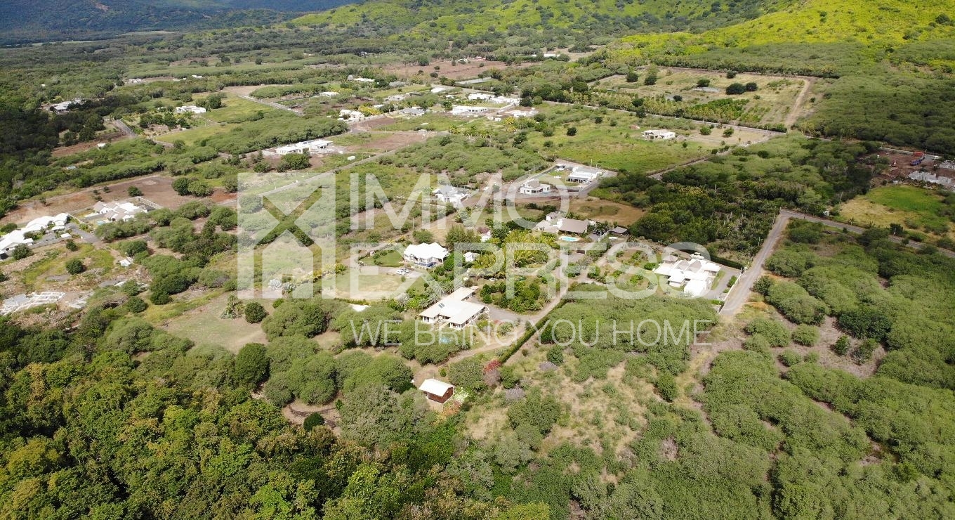 Riverside plot in Domaine des Terminalias