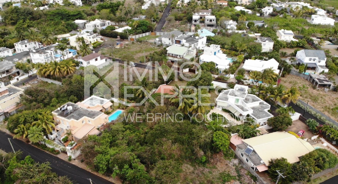 Prime Residential Land of 174 Toises in Pereybere