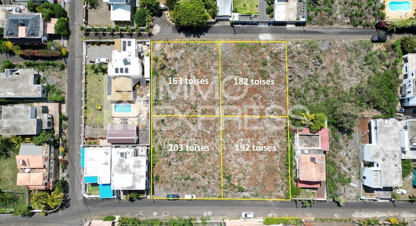 Residential Plot of 345 Toises in Albion
