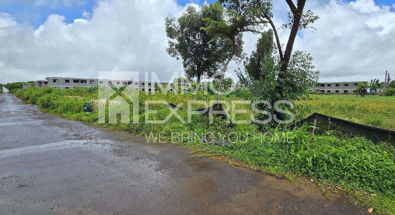 Terrain avec Possibilit&eacute; de construction imm&eacute;diate