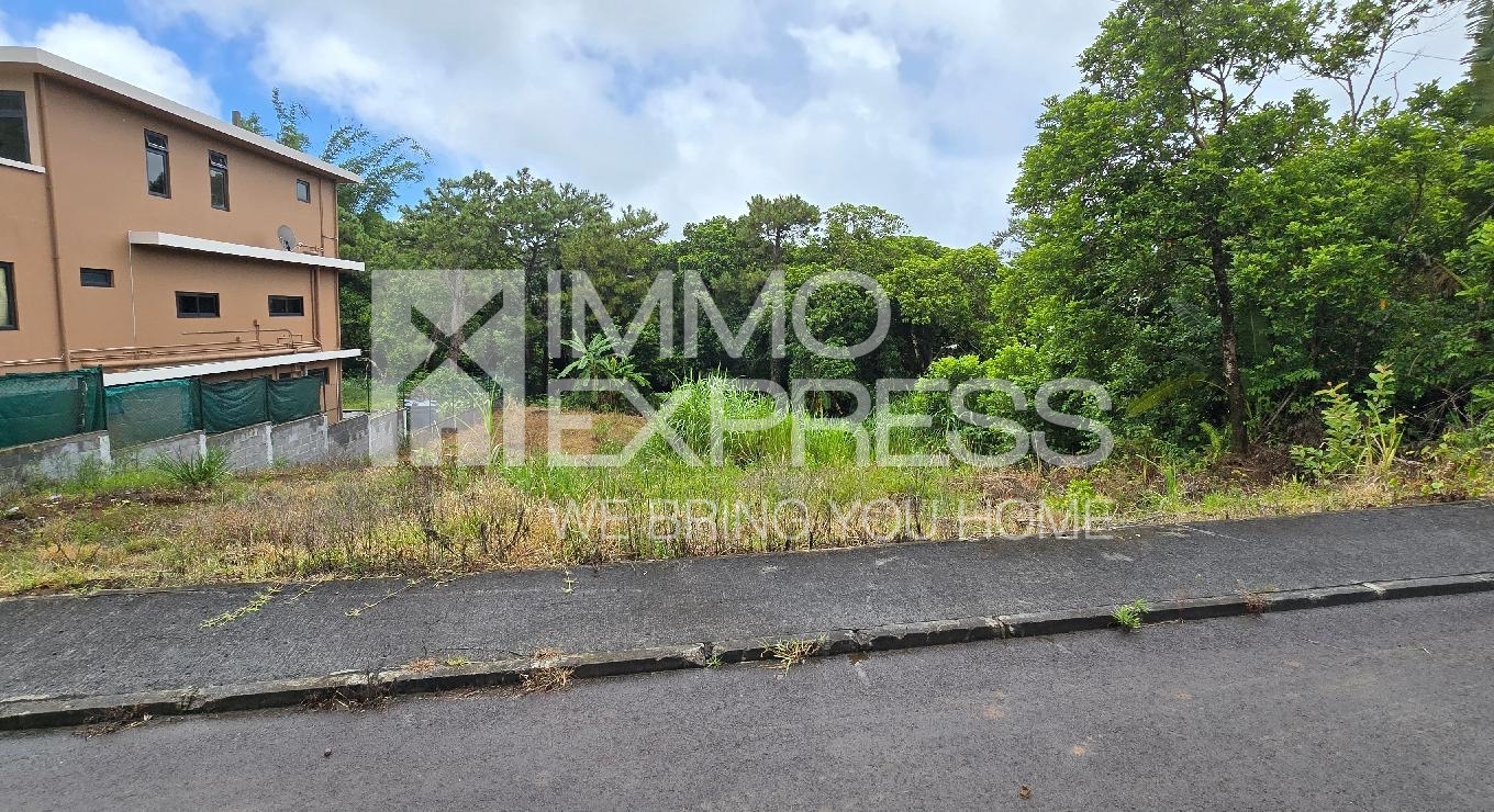 Riverside plot of 260 toises in Plaines de L'Hermitage